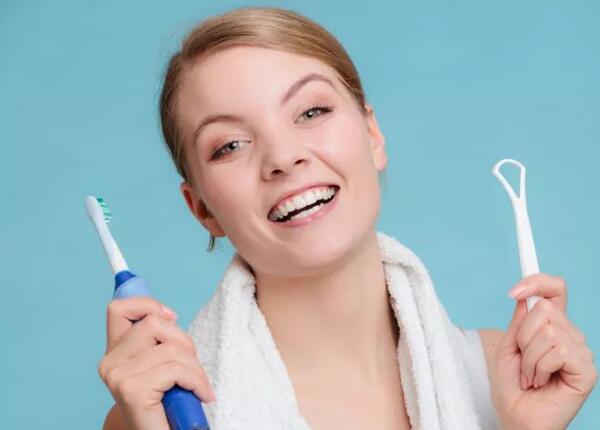 電動(dòng)牙刷怎么刷舌頭？?jī)煞昼娊棠銓W(xué)會(huì)用電動(dòng)牙刷刷牙