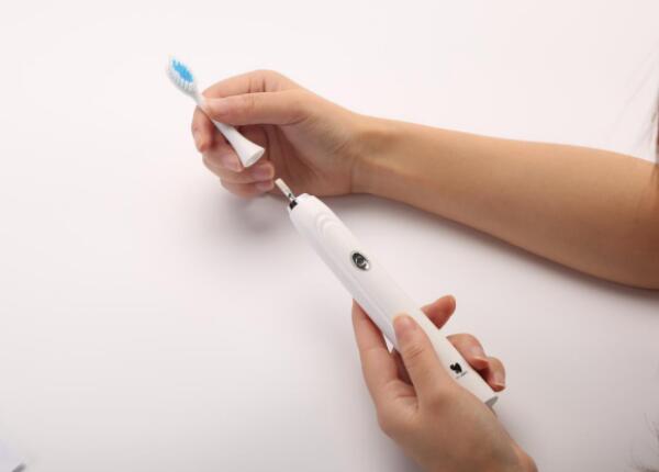 電動(dòng)牙刷多久換一次刷頭合適？電動(dòng)牙刷頭更換周期為三個(gè)月一次