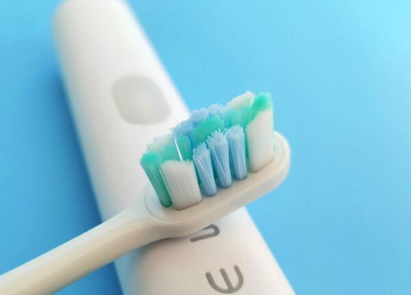 電動(dòng)牙刷類型選擇：電動(dòng)牙刷是圓頭的好還是扁頭的好？