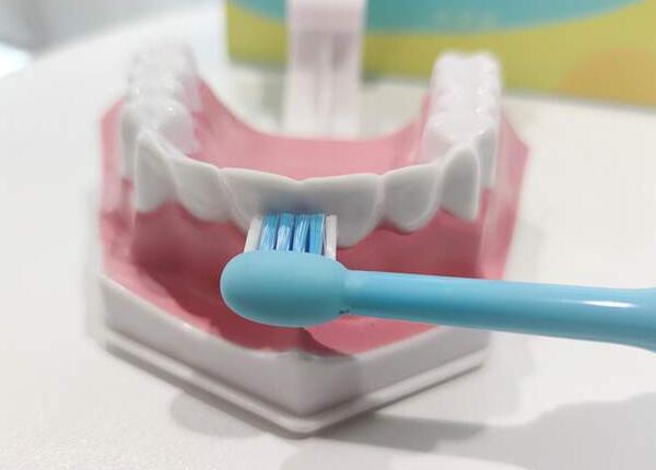 兒童用電動(dòng)牙刷的利弊了解，掌握孩子的口腔健康