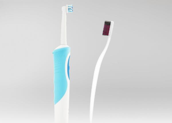 電動(dòng)牙刷vs手動(dòng)牙刷：哪種刷得更干凈？正確使用方法詳解！