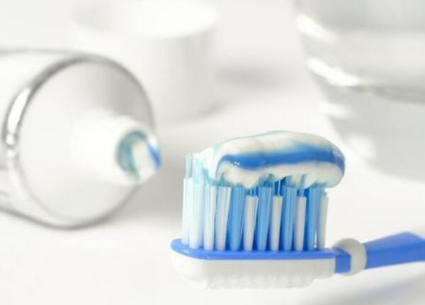 手動(dòng)牙刷一般多久要換？牢記這些手動(dòng)牙刷使用小常識(shí)