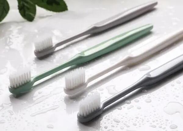 手動(dòng)牙刷刷毛選擇什么材質(zhì)？常見(jiàn)的兩大牙刷刷毛材質(zhì)介紹
