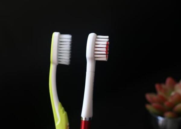 手動牙刷怎么選刷毛？選擇正確刷毛類型，實(shí)現(xiàn)有效清潔