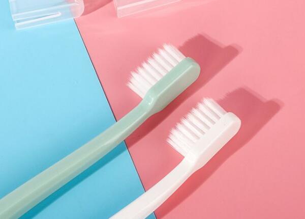 成人用哪種類型的牙刷好？探尋適合您的牙齒保健伴侶！