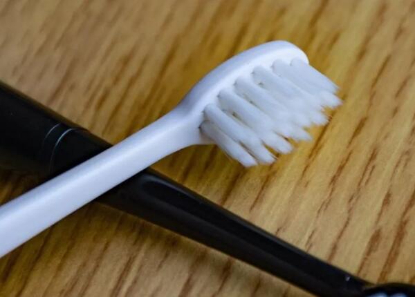 牙刷長(zhǎng)的好還是寬的好用？探索牙刷的秘密